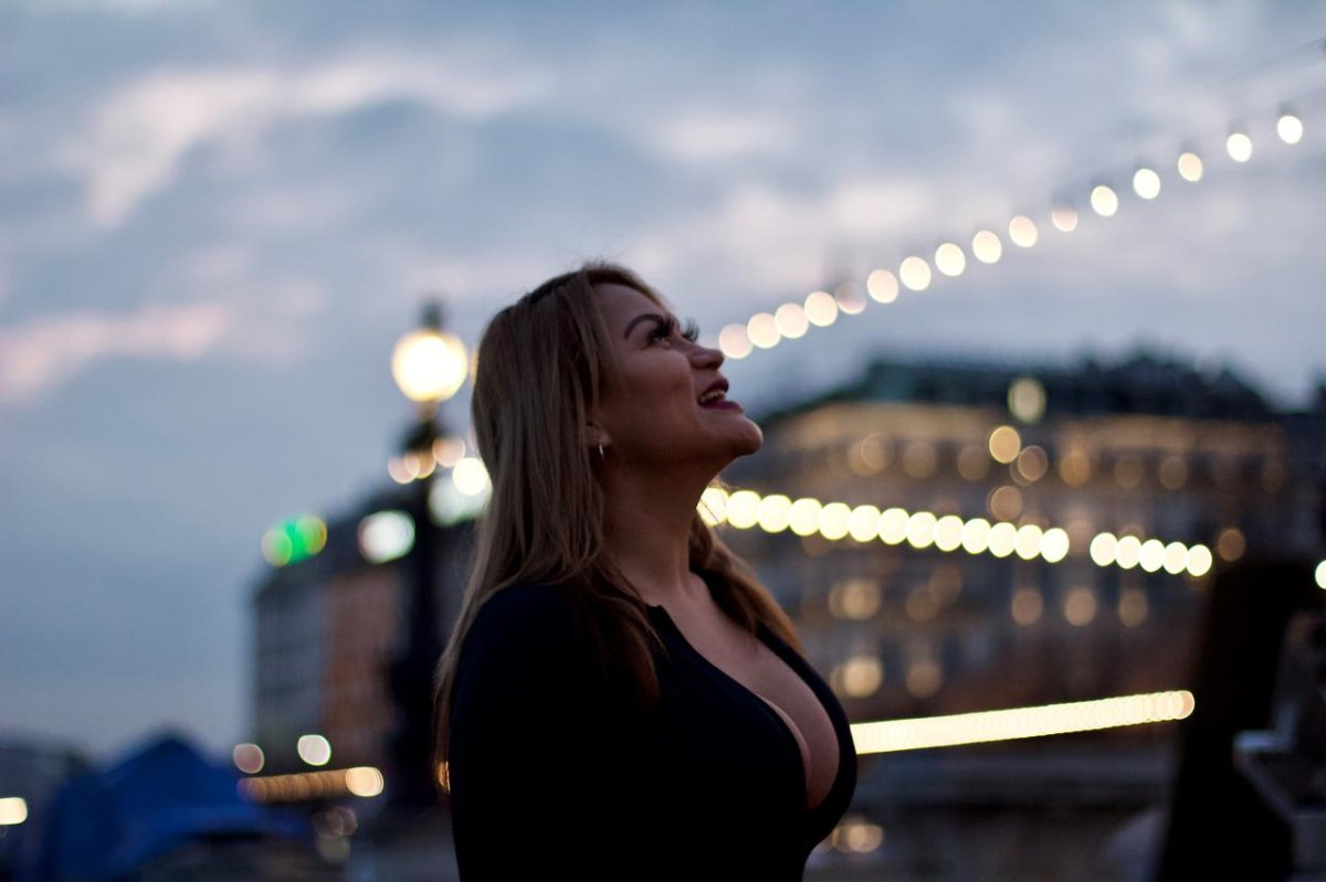 Immersion au cœur du travail du sexe Travailleuse du sexe trans* à Genève, la Diabla signe son premier livre Ponte en mis tacones avec le soutien de l’association Aspasie. Une plongée dans la réalité de la prostitution, entre combat, solidarité et liberté.